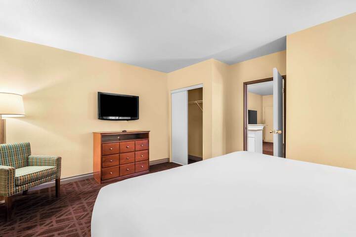 Exclusive King Bed (4 of 20)