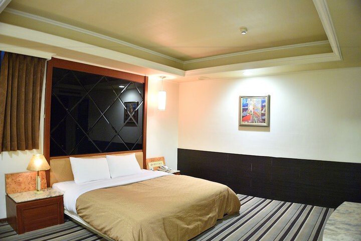 Room 7 of 33