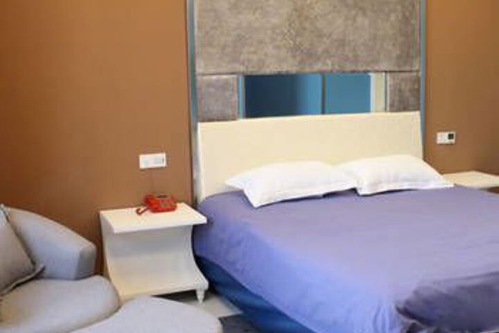 Room 4 of 8
