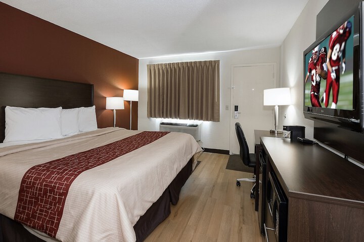 1 King Bed (10 of 15)