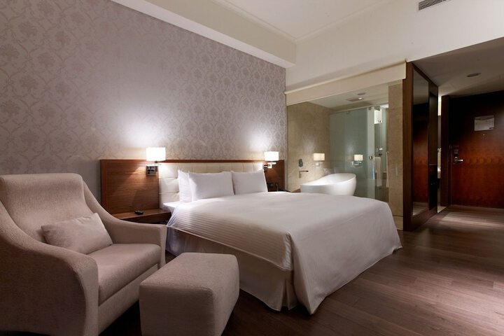 Room 6 of 28