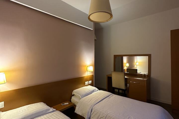 Room 7 of 32