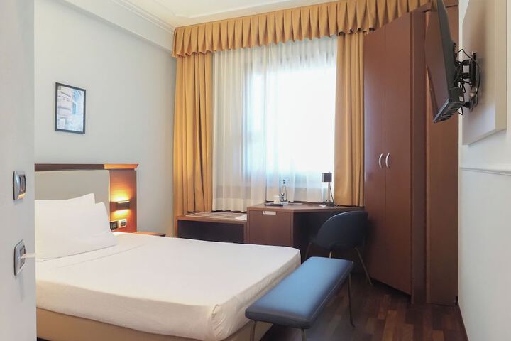 Room 23 of 64