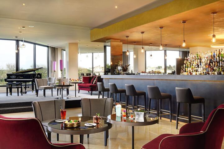 Lounge 48 of 63