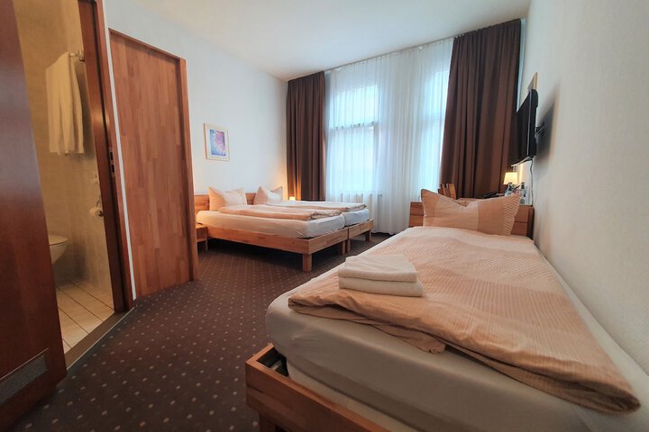 Room 11 of 38