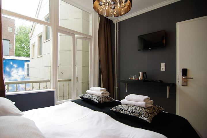 Room 11 of 36