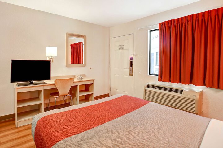 1 Queen Bed (3 of 6)