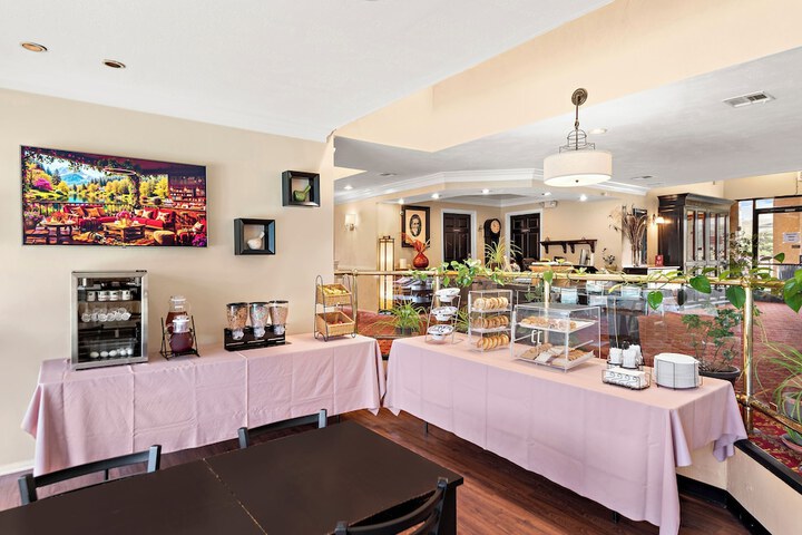Breakfast/Coffee Service 33 of 76