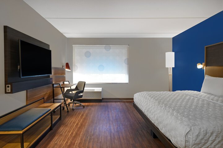 1 King Bed (5 of 18)