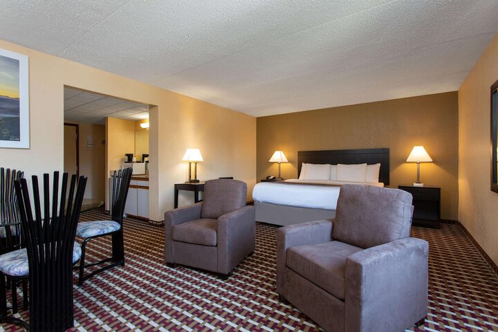 1 King Bed (5 of 8)