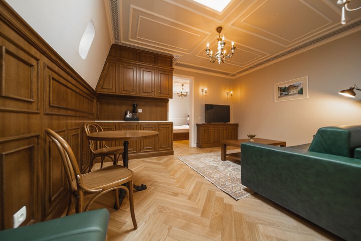 Room 10 of 37