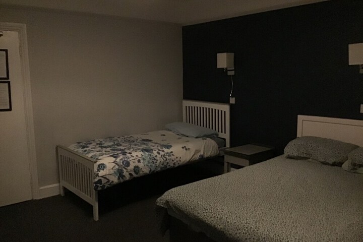 Room 4 of 9