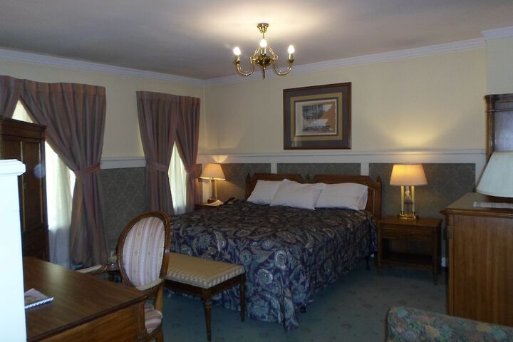 Room 9 of 18