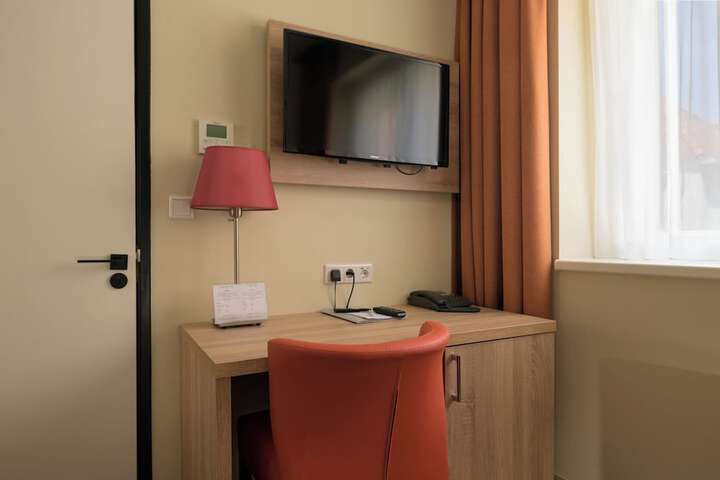 Room 13 of 37