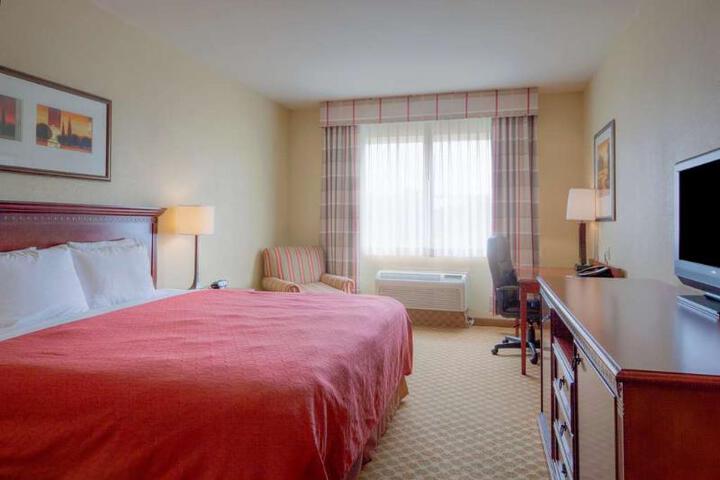 1 King Bed (5 of 16)