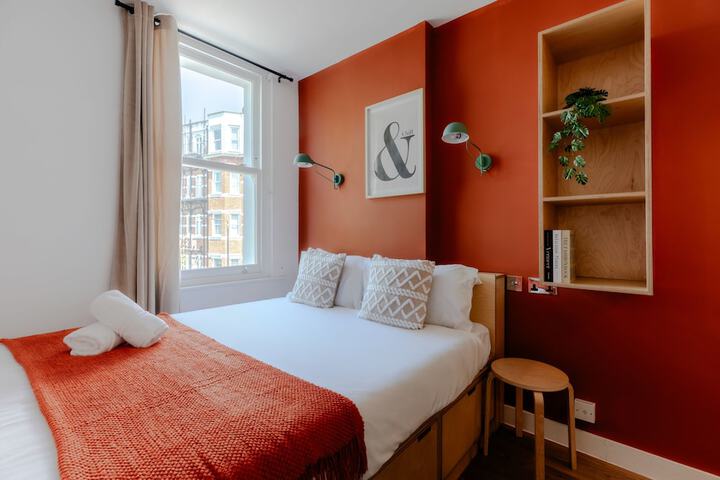 Room 6 of 28