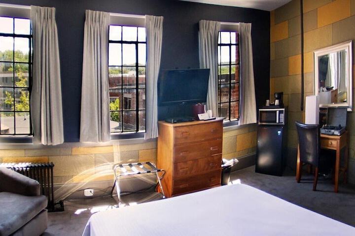 Interior Economy Queen Bed Pet Friendly (8 of 47)