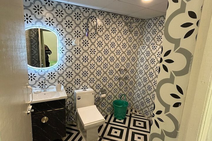 Room 32 of 67