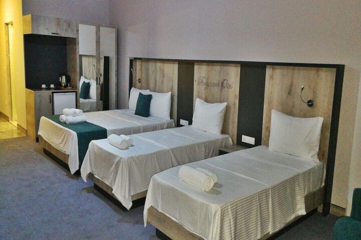 Room 6 of 12
