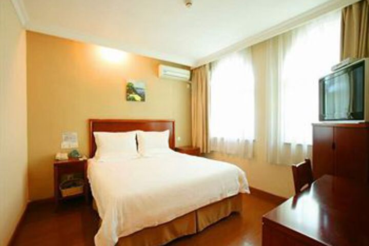 Room 6 of 15