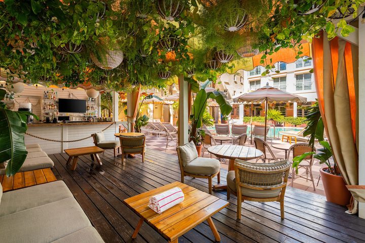 Poolside bar