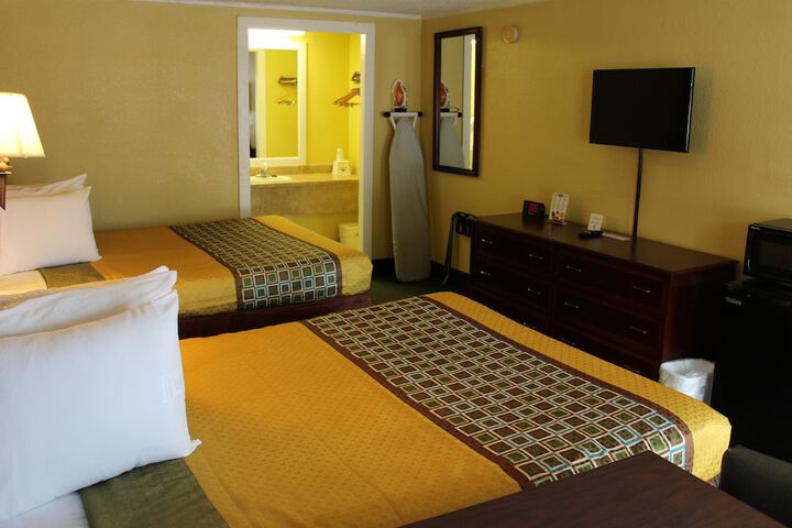 2 Queen Beds (11 of 14)