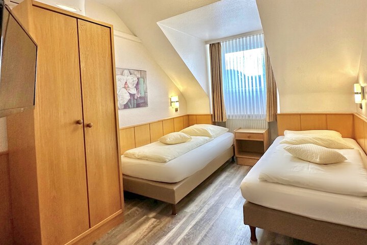 Room 11 of 30