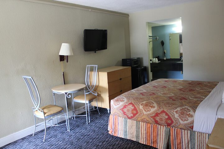 Economy King Bed (8 of 10)