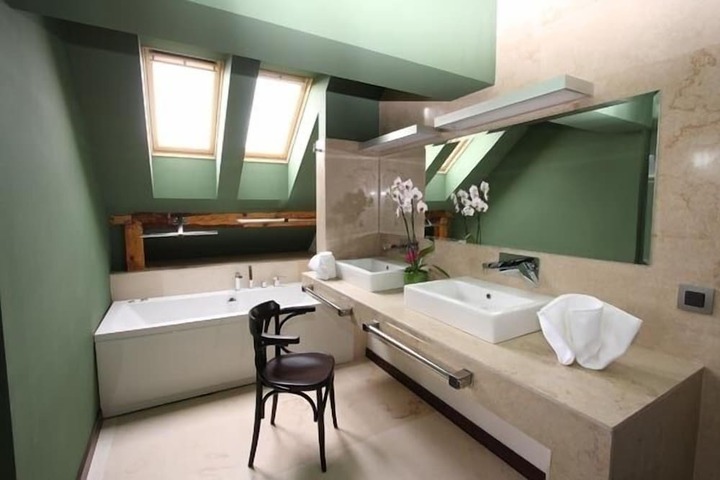 Room 70 of 144