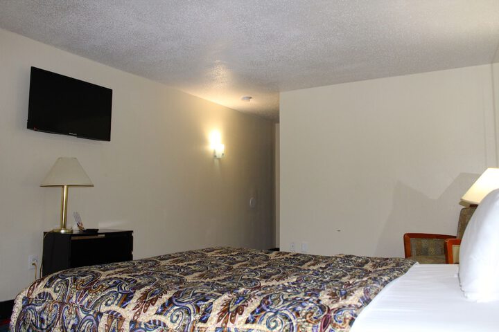 1 Queen Bed (2 of 37)