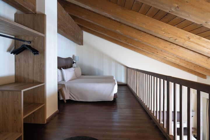 Room 10 of 83