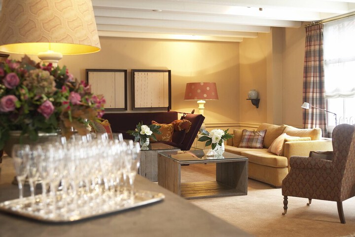 Lounge 56 of 110