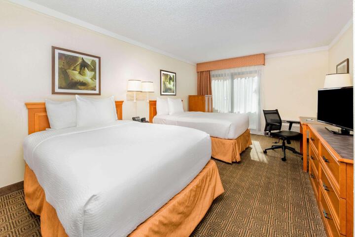 2 Double Beds (6 of 7)