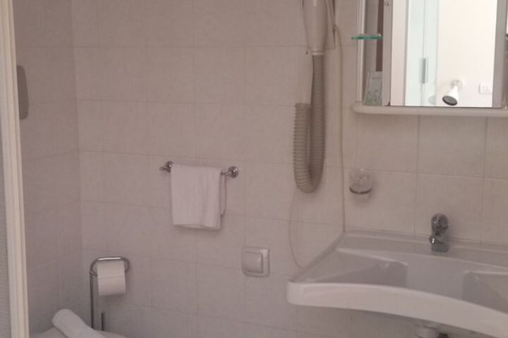 Room 9 of 30