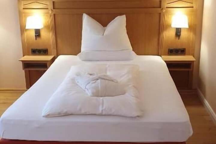 Room 10 of 77