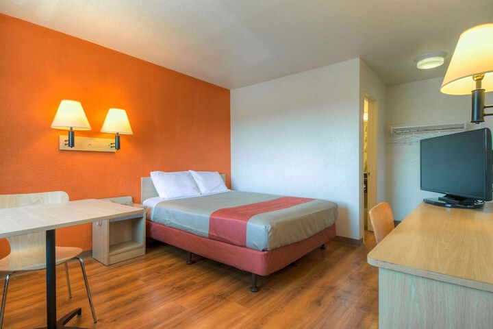 1 Queen Bed (5 of 6)