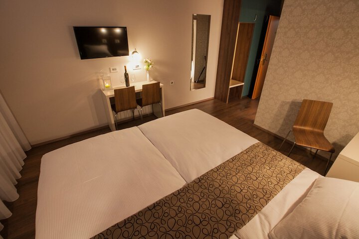 Room 4 of 20
