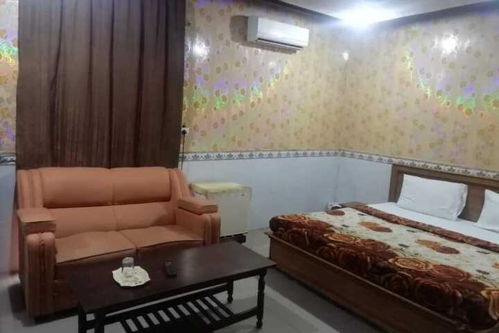 Room 5 of 40