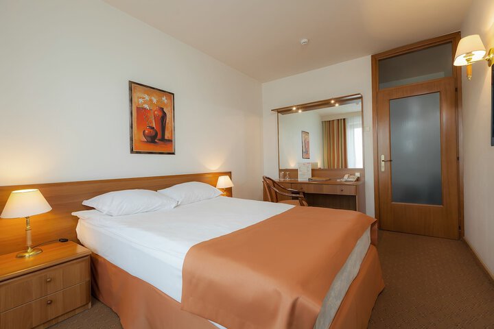Room 7 of 65