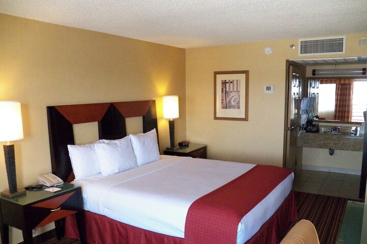1 King Bed (8 of 30)