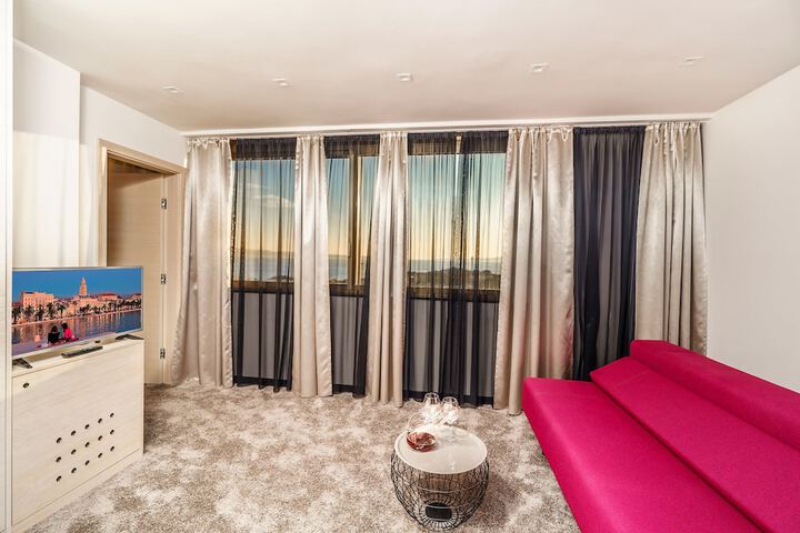 Room 32 of 46