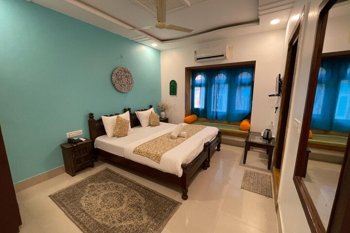 Room 6 of 12