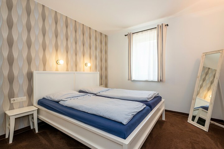Room 10 of 98