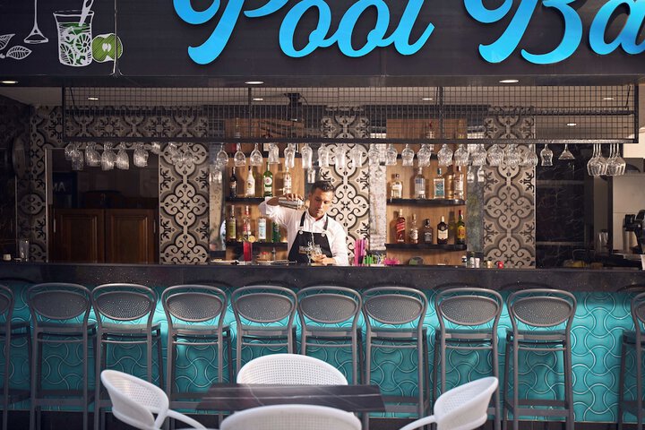 Swim-up bar