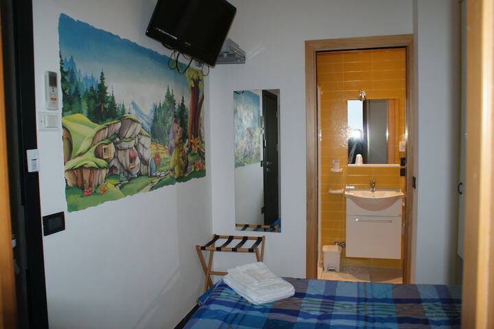 Room 4 of 36