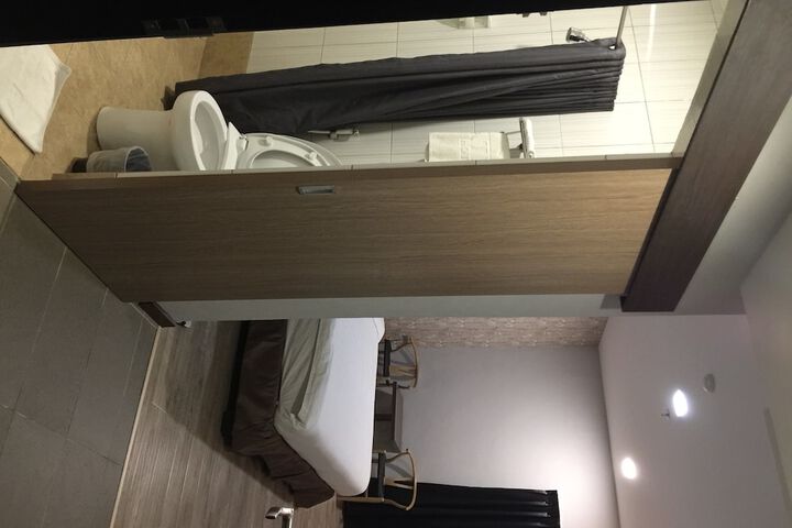 Room 6 of 19
