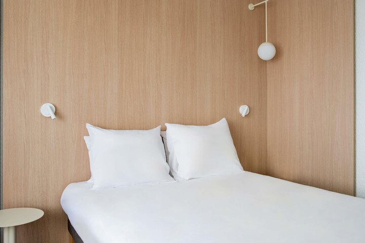 Room 32 of 223