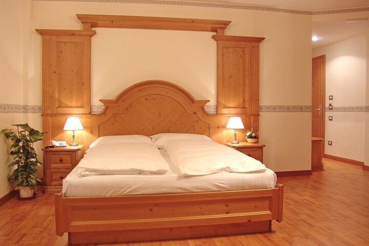 Room 4 of 73