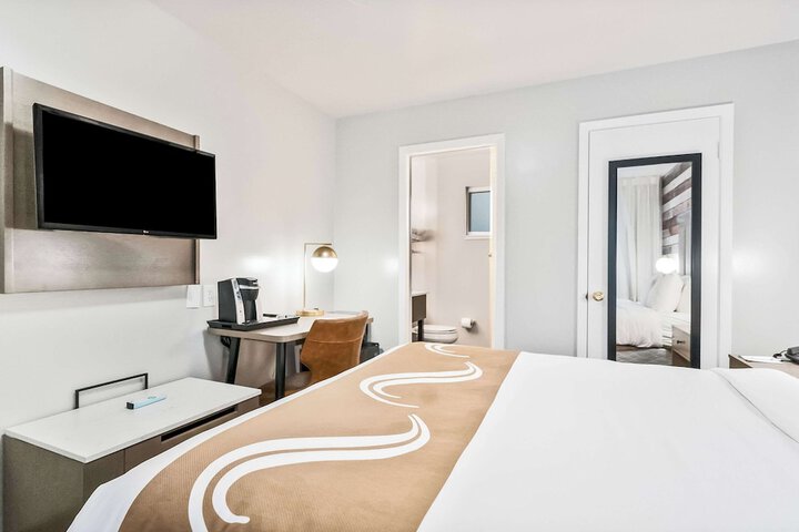 1 Queen Bed (22 of 26)