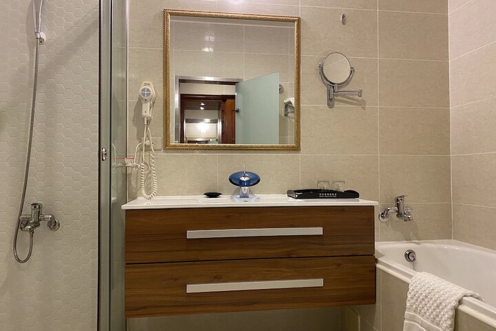 Room 9 of 37